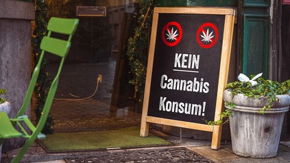Schild mit Cannabis-Verbot