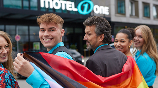 Motel one Mitarbeiter mit Regenbogenflagge