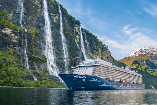 Kreuzfahrtschiff in Fjord