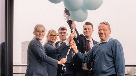 5 Ritz-Carlton Mitarbeiter in Wolfsburg feiern
