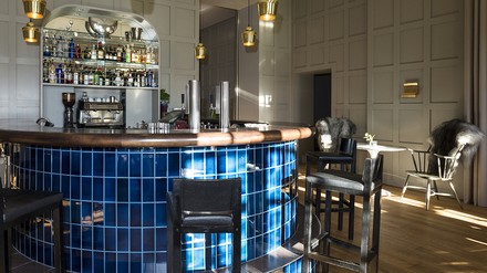 Portman Bar An der Portman Bar werden Cocktails in einem Ambiente gereicht, das englischen Landhausstil und Modernes vereint.