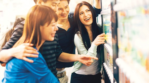 Gruppe vor einem Automaten