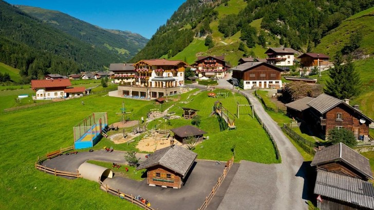 Außenansicht des Familienhotel Oberkarteis