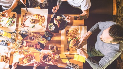 Essen und Trinken mit Freunden - Draufsicht