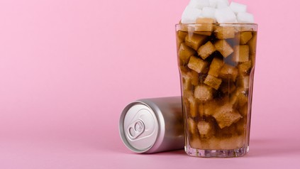 Softdrink mit vielen Zuckerwürfeln