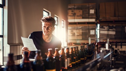 Mann bewacht Bierproduktion