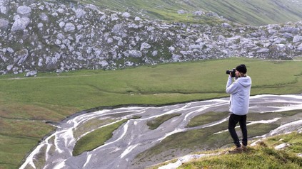 Ein Blogger fotografiert in der Tektonikarena Sardona.