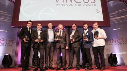 Gewinner des Vineus Wine Culture Award 2017 mit Trophäen in der Hand