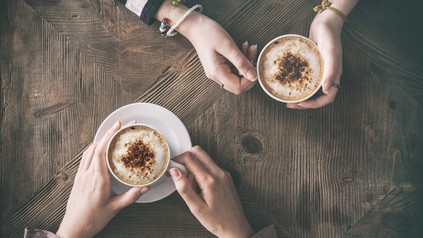 zwei Frauen trinken Kaffee