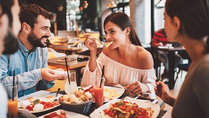 Freunde essen im Restaurant