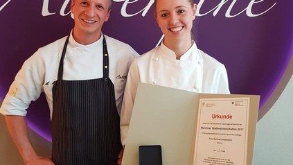 Maximilian Moser und Carina Linnemann mit der Urkunde der Münchner Stadtmeisterschaften 2017