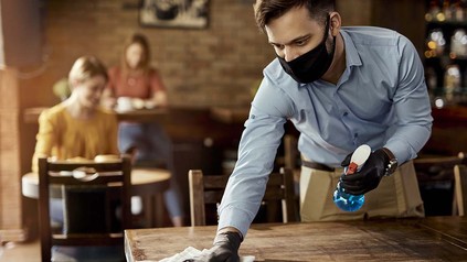 Gastronom putzt Tisch