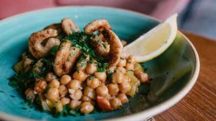 Gamberi e Ceci: Kichererbsen-Salat mit veganen Garnelen. (Foto: © L’Osteria)