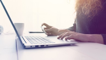 Frau beim Onlineshoppen mit Kreditkarte