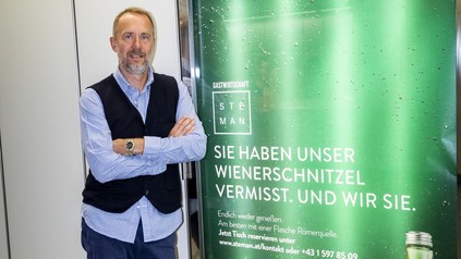 Stephan Schiffner, Gastwirtschaft Steman, vor seinem Citylight.