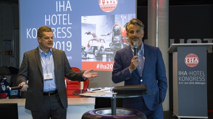 Markus Luthe, IHA-Hauptgeschäftsführer (links), und Otto Lindner, IHA-Vorsitzender (rechts), stehen Rede und Antwort auf dem IHA-Hotelkongress 2019