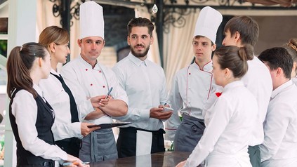 Managerin weist das personal in die zu erledigenden Aufgaben ein