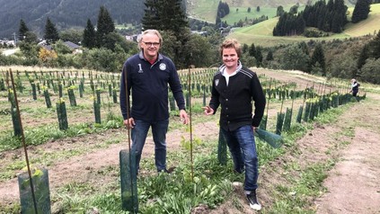 Winzer Johann Müller (l.) und Hotelier Sepp Fersterer bewirtschaften den höchstgelegenen Weinberg Österreichs