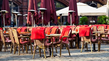 Heizpilze auf der Außenterrasse eines Restaurants