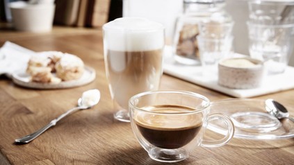 2 Kaffeetassen in einem Lokal