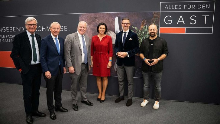 Bürgermeister Harald Preuner, Landeshauptmann Wilfried Haslauer, Hugh Jones (CEO RX Global), Tourismusministerin Elisabeth Köstinger, Benedikt Binder-Krieglstein (CEO RX Austria & Germany), Ali Mahlodji (Autor, Speaker, Gründer)