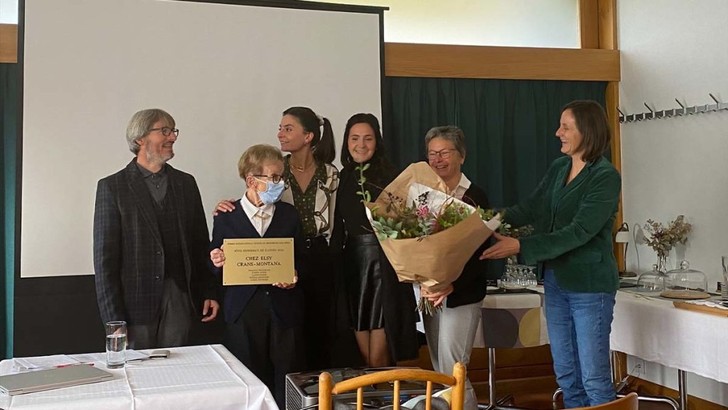 Moritz Flury-Rova, ICOMOS-Jurypräsident, Elsa Praplan, ihre Enkelinnen Elodie Sermet und Anne Sermet und Tochter Erika Praplan, Maria Rohner, ICOMOS Suisse Jury