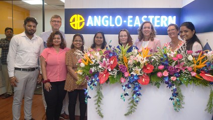 Deutschunterricht in Mumbai: Leonardo-Personalchefin Anke Maas (2. v. r.) und Sabine Koher, Team Talentmanagement bei Leonardo Hotels Central Europe (3. v. r.), zu Besuch in der Sprachschule für Nachwuchskräfte (Foto: © Leonardo Hotels)