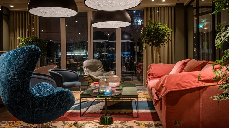 So sieht der Loungebereich im Motel One Rotterdam aus.