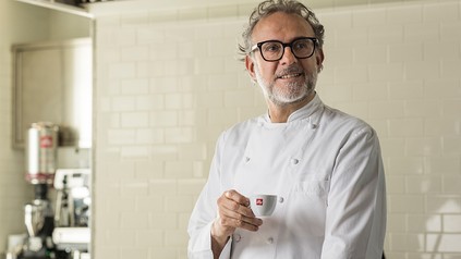 Massimo Bottura hält eine Kaffetasse in der Hand.