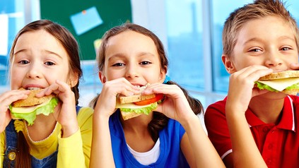 Kinder brauchen ein Frühstück vor dem Unterricht.