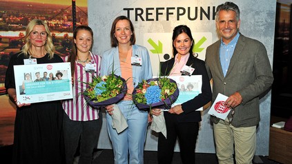 Die strahlenden Gewinnerinnen der GVFH-IHA-DHA-Stipendien 2022 Tanja Nißlein (M.) und Franziska Pfaff (2.v.r.) zusammen mit Anja Eigen (l.) und Sarah Wankelman (2.v.l.), beide DHA, sowie Otto Lindner (IHA). (Foto:© Jürgen Markus)