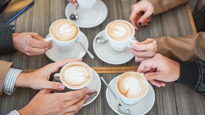 5 Tassen Kaffee auf einem Tisch