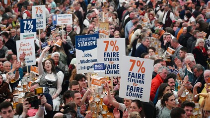 3.300 Gastwirte demonstrieren beim Frühlingsfest in Stuttgart für ein dauerhaft gesenkte Mehrwertsteuer.