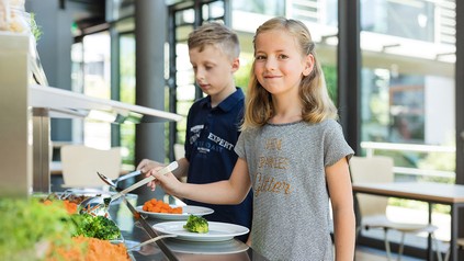 Kinder vor einem Buffet