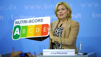 Julia Klöckner mit dem Nutri-Score-Logo