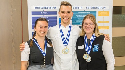 Jugendmeister 2023 im Gastgewerbe: Strahlende Siegerinnen und Sieger (v.l.): Hotelfachfrau  Katharina Walk vom Hotel Bergkristall (Oberstaufen),  Koch Tobias Pecher von Feinkost Käfer (München) und  Restaurantfachfrau Lisa-Marie Barbara Harrer von der  Heidexx Genusshütte (Heideck).