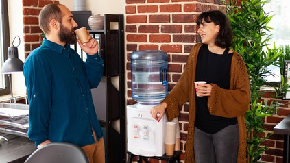 Arbeitnehmer an einem Wasserspender