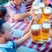 Menschen feiern im Biergarten