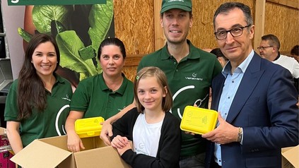 Mit Mitarbeitern von VielfaltMenü: Bundesminister Cem Özdemir besuchte die Bio-Brotbox Aktion zum Schulstart in Berlin und Brandenburg.