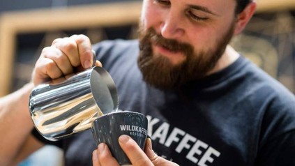 Ein Barista beim Einschenken eines Kaffees