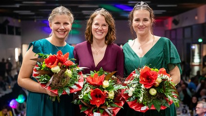 Die Weinprinzessinnen Jule Mayr (links) und Vivien Jesse (rechts) stehen nach der Wahl der 58. Württemberger Weinkönigin neben der neuen Weinkönigin Larissa Salcher (Mitte).