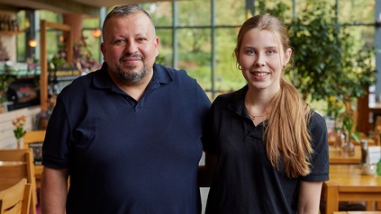 Inhaber Sinan Bozkurt und Management-Assistentin Jael Meyn freuen sich über die Auszeichnung: Das Restaurant Ronja im Ringlokschuppen hat den Metro Preis für nachhaltige Gastronomie 2023 gewonnen. (Foto: © METRO Deutschland / Photo by Jan Voth)