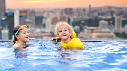 Zwei Kinder im Swimmingpool