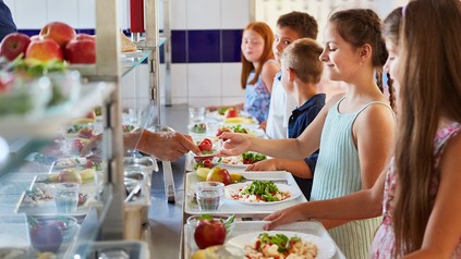 Kinder beim Mittagessen in der Schule.  (Foto: © Robert Kneschke/stock.adobe.com)