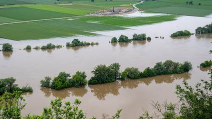 Die Donau führt Hochwasser. In Bayern herrscht nach heftigen Regenfällen vielerorts weiter Land unter.