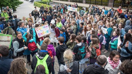 Impression der Demonstration gegen die neuen Betreiber der Mensa an der IGS Nordend Frankfurt