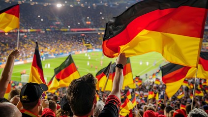 Fußballstadion mit Fans und deutschen Flagge