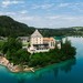 Das Schloss von außen am See