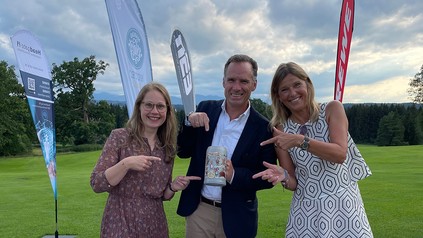 10 Jahre Partnerschaft mit der Nicolaidis YoungWings Stiftung (v. l.): Katharina Mondelli (Nicolaidis YoungWings Stiftung), Peter Inselkammer (Platzl Hotels) und Bettina Glönkler (Nicolaidis YoungWings Stiftung)