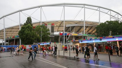 Stuttgart Fußball EM 2024 Ukraine vs. Belgien; Menschen gehen ins Stadion